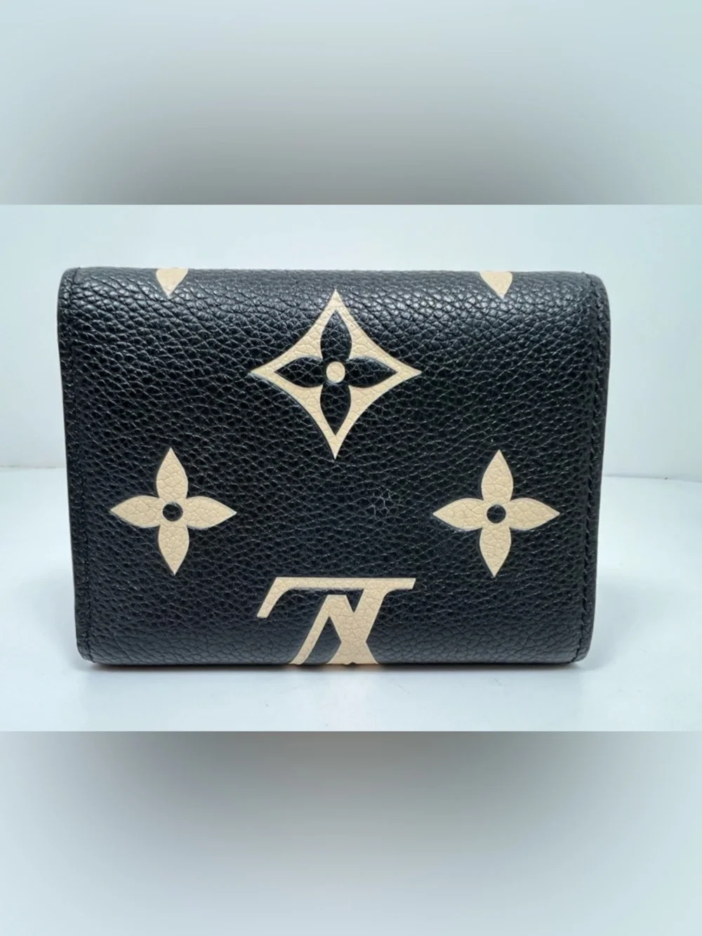 LOUIS VUITTON Portefeuille Victorine Monogram Bicolor Empreinte